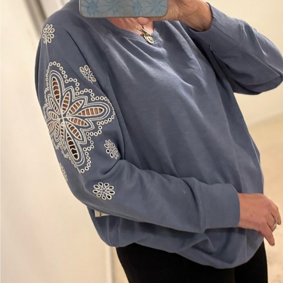 Joei & I Tops - Plus-size Blue sweatshirt with open embroidery on sleeves Joie and I